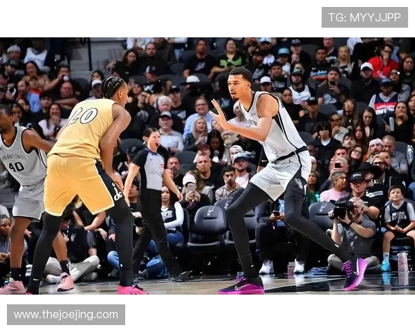 文班亚马利用挡拆制造错位拉开前场防守影响比赛节奏